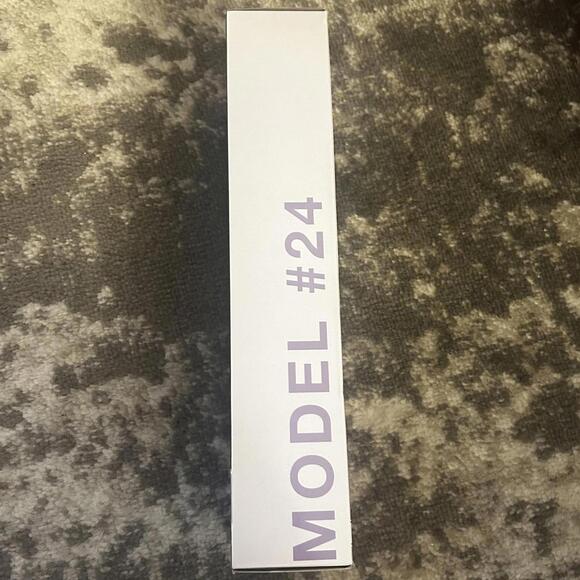 Mattel Barbie Signature Looks Doll #24 (NEW) - Picture 4 of 4